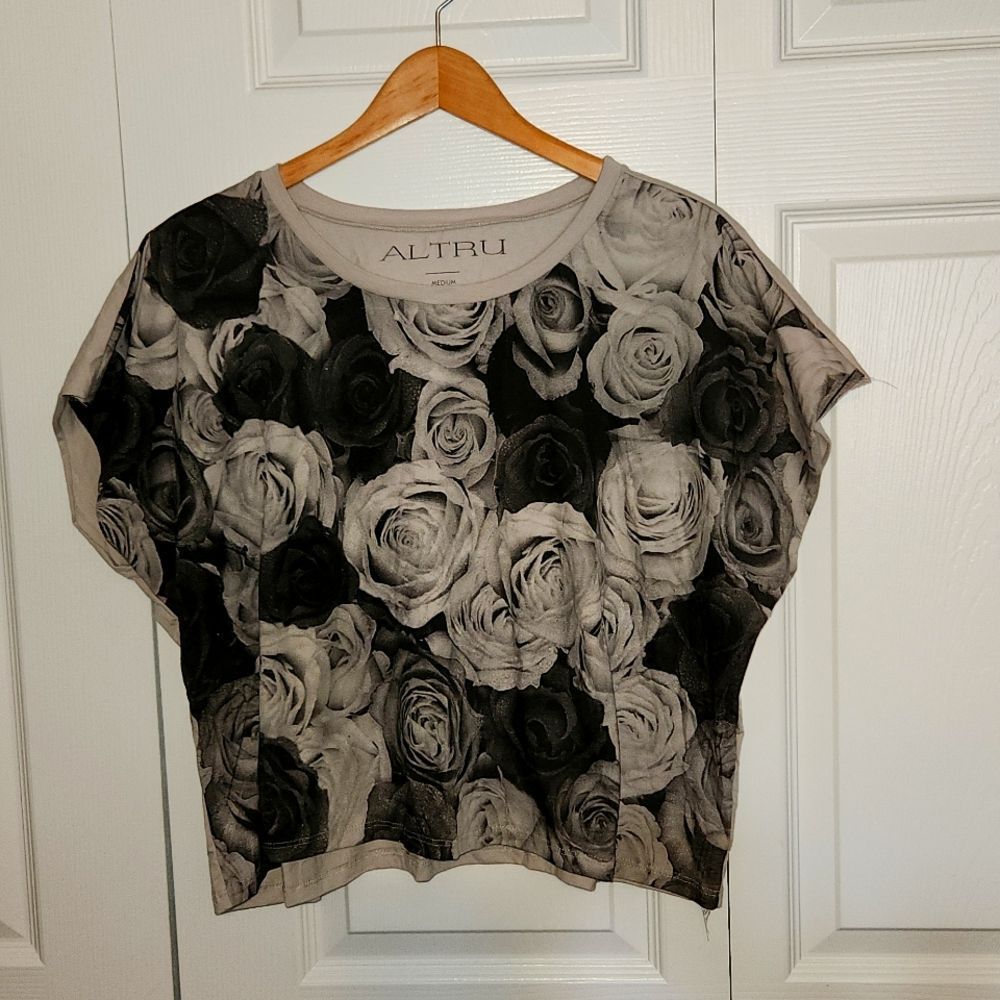 Altru rose size M t shirt